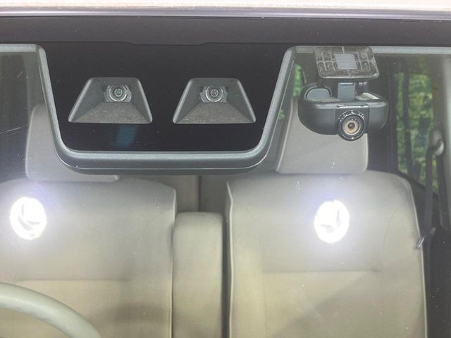 【スマートアシスト】走行中に前方の車両等を認識し、衝突しそうな時は警報とブレーキで衝突回避と被害軽減をアシスト。より安全にドライブをお楽しみいただけます。
