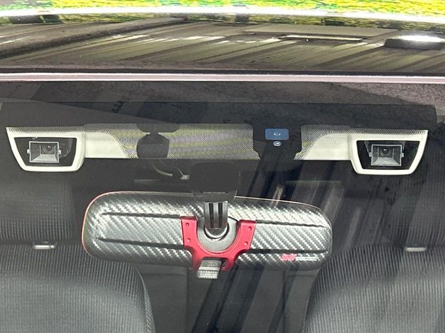 【アイサイトVer2】前方の車両等を検知し、衝突しそうな時は警報で注意を促し、ブレーキを踏む力をサポート。ブレーキを踏めなかった場合は衝突被害軽減ブレーキが作動、衝突回避をサポートします。