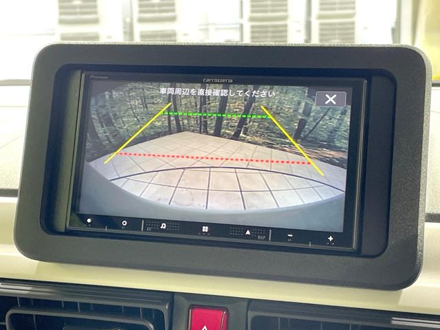 【バックカメラ】駐車時に後方がリアルタイム映像で確認できます。大型商業施設や立体駐車場での駐車時や、夜間のバック時に大活躍!運転スキルに関わらず、今や必須となった装備のひとつです!
