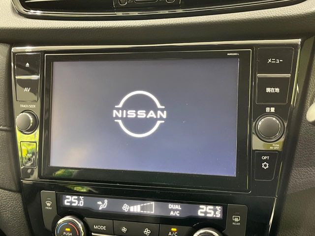 【メーカー純正9型ナビ】インテリアに溶け込むスタイリッシュな「専用設計」メーカーナビを装備♪視認性や操作性など基本性能にも優れ、より上質なカーライフをお楽しみいただけます。