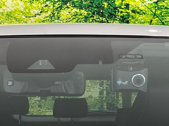 【トヨタセーフティセンス】走行中に前方の車両等を認識し、衝突しそうな時は警報とブレーキで衝突回避と被害軽減をアシスト。より安全にドライブをお楽しみいただけます。