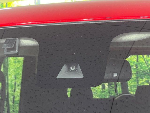 【インテリジェントエマージェンシーブレーキ】フロントカメラで前方の車両や歩行者を検知。衝突しそうな時は衝突被害軽減ブレーキが作動、衝突回避をサポート。より安全にドライブをお楽しみいただけます。