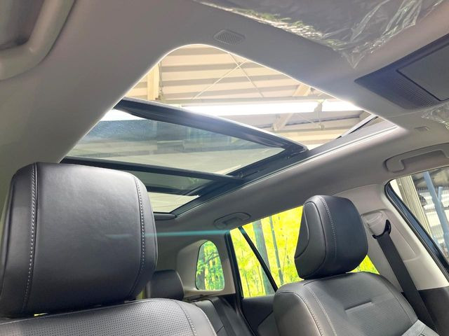 【大型サンルーフ】車内の解放感が一気に上がる大型のパノラマルーフ!季節を問わず開放的で快適なドライブをお楽しみいただけます。流通量も少なく希少価値の高い人気の装備です♪