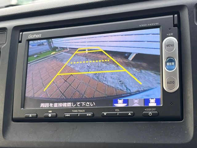 【バックカメラ】駐車時に後方がリアルタイム映像で確認できます。大型商業施設や立体駐車場での駐車時や、夜間のバック時に大活躍!運転スキルに関わらず、今や必須となった装備のひとつです!