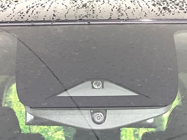 【インテリジェントエマージェンシーブレーキ】フロントカメラで前方の車両や歩行者を検知。衝突しそうな時は衝突被害軽減ブレーキが作動、衝突回避をサポート。より安全にドライブをお楽しみいただけます。