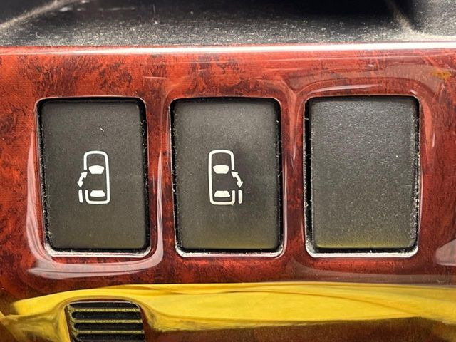 【両側パワースライドドア】スマートキーや運転席のスイッチで後席両側スライドドアの開閉が可能♪電動だから力を入れてドアを開ける必要が無く、小さなお子様でも簡単に開け閉めでき快適です♪