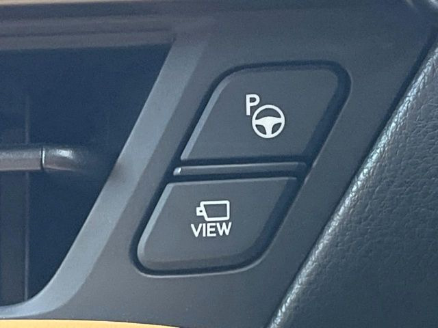【レクサスチームメイト】高速道路の渋滞時などにハンズオフ運転を支援し、車線維持や加減速を自動で制御することで、長距離運転の疲労を大幅に軽減し、安心で快適なドライブと安心感も高まる先進システムです。
