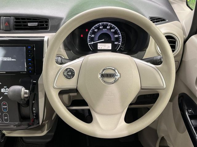 �C���e���A�ɍ��킹���f�U�C���̃X�e�A�����O�́A�^�]�������̂��Ƃ��l���A�^�]���₷���`��A�傫���ł��B�����x�A���ۂɐG���Ă��m���߂��������B