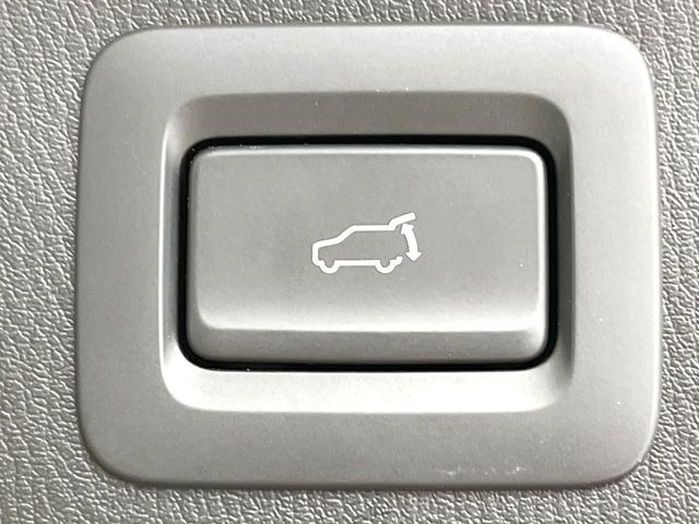 【パワーバックドア】スマートキーや運転席のボタンを押すだけでリアゲートが自動で開閉します!荷物を持っている時や、高い位置にあるバックドアを閉める際に便利な機能です♪