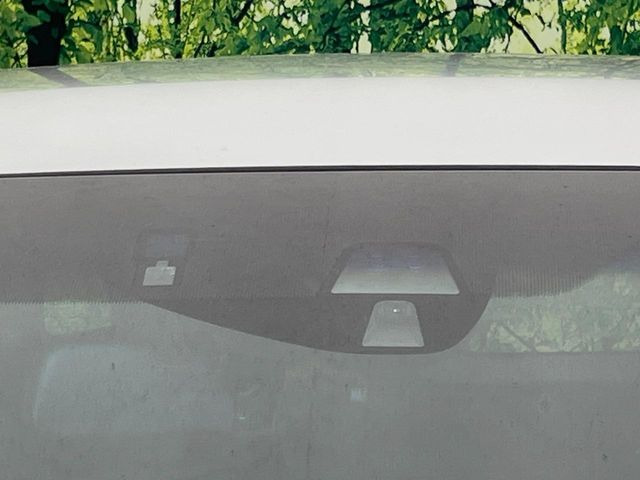 【シティブレーキアクティブシステム】低速走行中に前方の車両等を認識し、衝突しそうな時は警報とブレーキで衝突回避と被害軽減をアシスト。より安全にドライブをお楽しみいただけます。