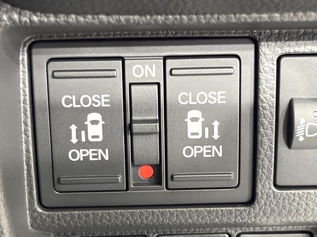 【両側パワースライドドア】スマートキーや運転席のスイッチで後席両側スライドドアの開閉が可能♪電動だから力を入れてドアを開ける必要が無く、小さなお子様でも簡単に開け閉めでき快適です♪