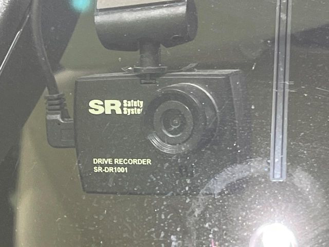 【ドライブレコーダー】ドライブレコーダー装備!走行中はもちろん、あおり運転や事故に遭遇した際、映像で記録し、万一のリスクに備えます。※記録用SDカードはお客様ご自身でご準備いただく必要があります。