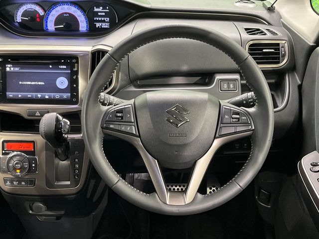 �C���e���A�ɍ��킹���f�U�C���̃X�e�A�����O�́A�^�]�������̂��Ƃ��l���A�^�]���₷���`��A�傫���ł��B�����x�A���ۂɐG���Ă��m���߂��������B