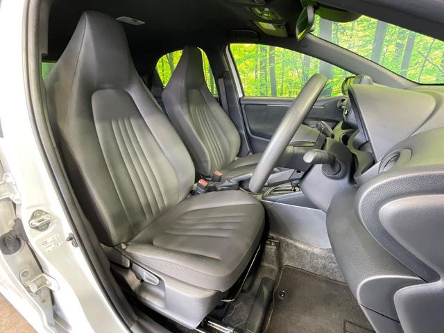 運転席まわりには十分なスペースがあり、大柄な方でもゆったり運転していただける環境です。