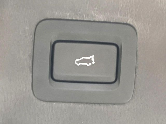 【パワーバックドア】スマートキーや運転席のボタンを押すだけでリアゲートが自動で開閉します!荷物を持っている時や、高い位置にあるバックドアを閉める際に便利な機能です♪