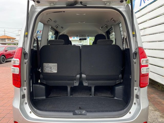 普段のお買い物や通勤、送迎等に十分な荷室スペースを確保しております。サードシートを倒すと、大きな荷物の積載も可能です♪