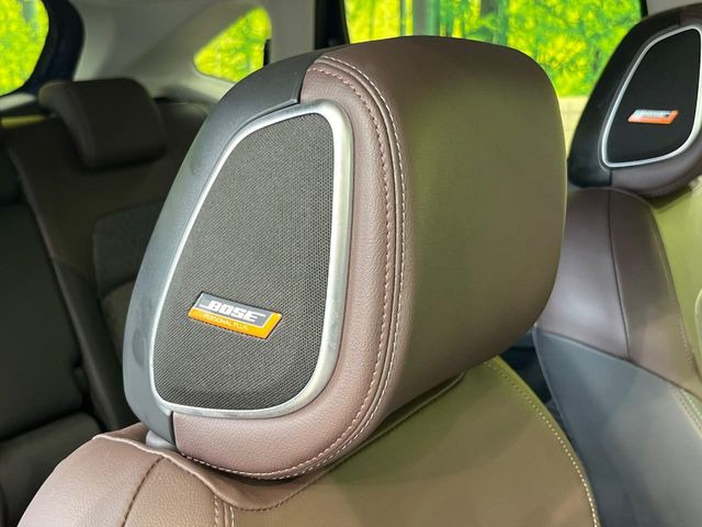 【BOSEサウンドシステム】メーカーオプションの高品位サウンドシステムを搭載。専用のチューニングが施された大小様々なスピーカーから良質なサウンドが奏でられ、臨場感あふれる音響空間を演出します。