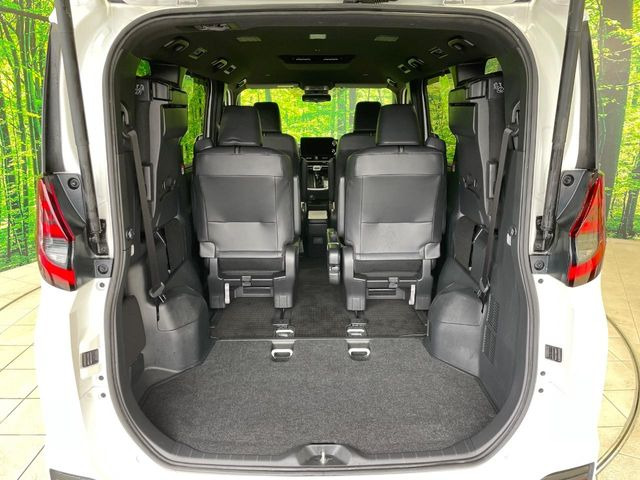 普段のお買い物や通勤、送迎等に十分な荷室スペースを確保しております。セカンドシートを倒すと、大きな荷物の積載も可能です♪