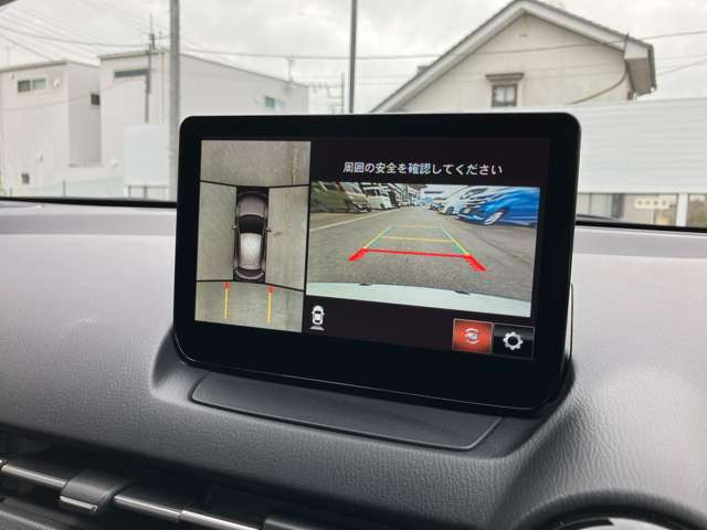 ★360&deg;ビューモニター★クルマを真上から見下ろしているかのような映像によって車庫入れや縦列駐車などの駐車時に自車と駐車位置の関係をひと目で確認できスムースな駐車をサポートします!