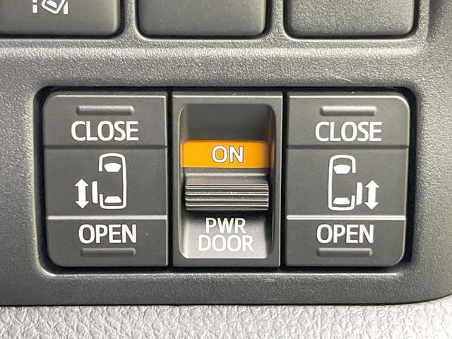 【両側パワースライドドア】スマートキーや運転席のスイッチで後席両側スライドドアの開閉が可能♪電動だから力を入れてドアを開ける必要が無く、小さなお子様でも簡単に開け閉めでき快適です♪