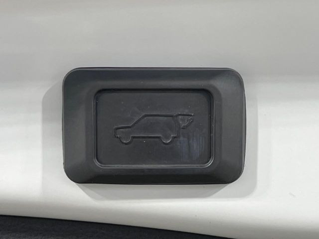 【パワーバックドア】スマートキーや運転席のボタンを押すだけでリアゲートが自動で開閉します!荷物を持っている時や、高い位置にあるバックドアを閉める際に便利な機能です♪