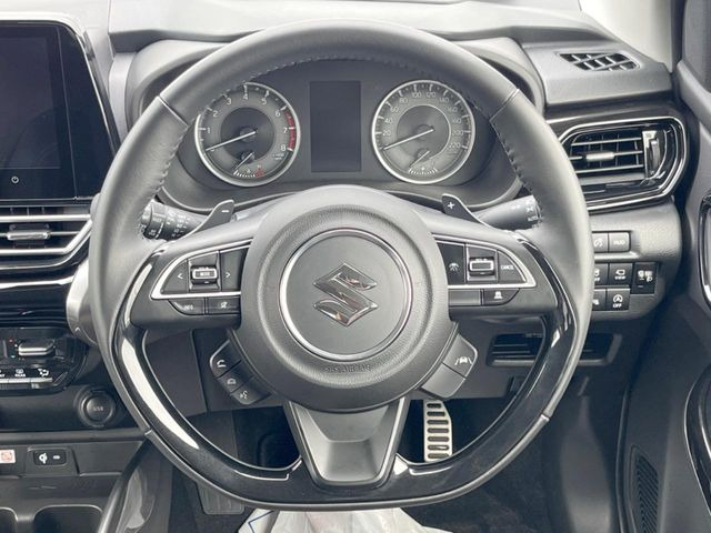 �C���e���A�ɍ��킹���f�U�C���̃X�e�A�����O�́A�^�]�������̂��Ƃ��l���A�^�]���₷���`��A�傫���ł��B�����x�A���ۂɐG���Ă��m���߂��������B