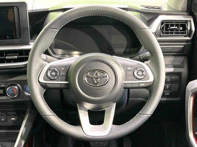 インテリアに合わせたデザインのステアリングは、運転される方のことも考え、運転しやすい形状、大きさです。是非一度、実際に触ってお確かめください。
