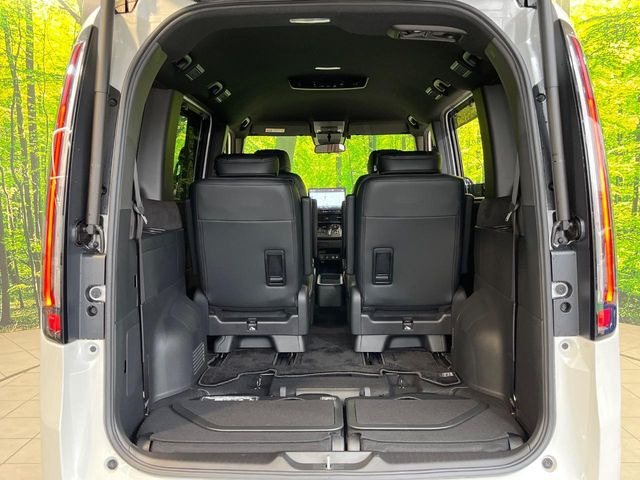 普段のお買い物や通勤、送迎等に十分な荷室スペースを確保しております。セカンドシートを倒すと、大きな荷物の積載も可能です♪