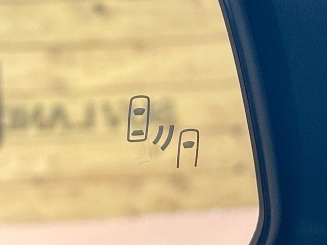 【ブラインドスポットモニター】走行中、ドアミラーの死角になりやすい箇所に後続車が接近するとサイドミラーのレンズに警告を表示!ドライバーに注意喚起をしてくれます。