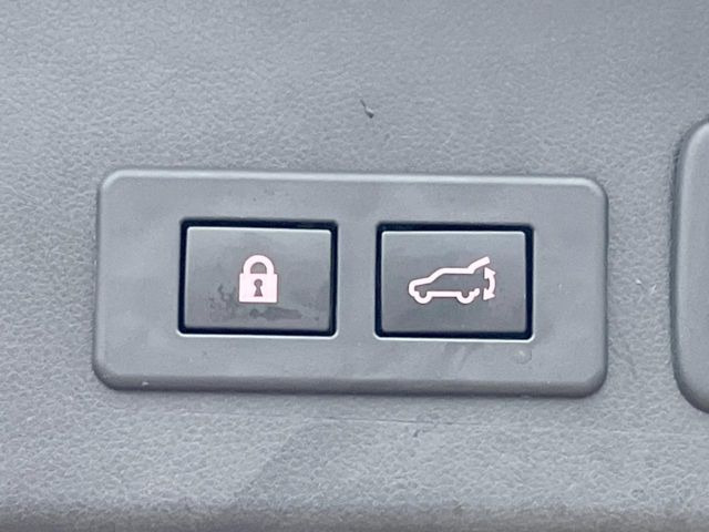 【パワーバックドア】スマートキーや運転席のボタンを押すだけでリアゲートが自動で開閉します!荷物を持っている時や、高い位置にあるバックドアを閉める際に便利な機能です♪