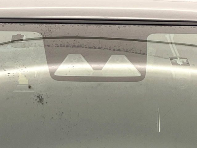 【スマートアシスト】走行中に前方の車両等を認識し、衝突しそうな時は警報とブレーキで衝突回避と被害軽減をアシスト。より安全にドライブをお楽しみいただけます。