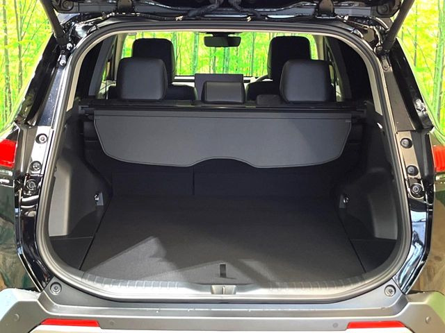積み下ろしのしやすいデッキにはたっぷりと荷物を積み込んでいただけます。遊びから仕事まで、様々なシーンで頼れます♪