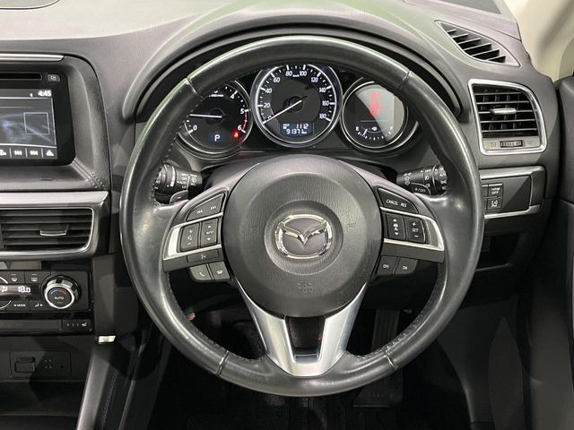 �C���e���A�ɍ��킹���f�U�C���̃X�e�A�����O�́A�^�]�������̂��Ƃ��l���A�^�]���₷���`��A�傫���ł��B�����x�A���ۂɐG���Ă��m���߂��������B