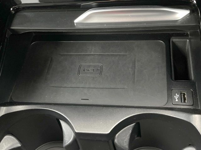 ●置くだけ充電:対応スマートフォンを置くだけでワイヤレスでの充電が可能です!