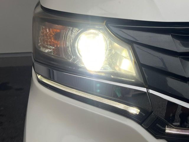 【HIDヘッドライト】非常に明るく前方を照らしてくれるので、悪天候や夜間の走行時も視界良好で安心してお乗りいただけます。