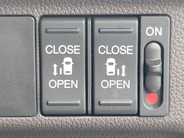 【両側パワースライドドア】スマートキーや運転席のスイッチで後席両側スライドドアの開閉が可能♪電動だから力を入れてドアを開ける必要が無く、小さなお子様でも簡単に開け閉めでき快適です♪