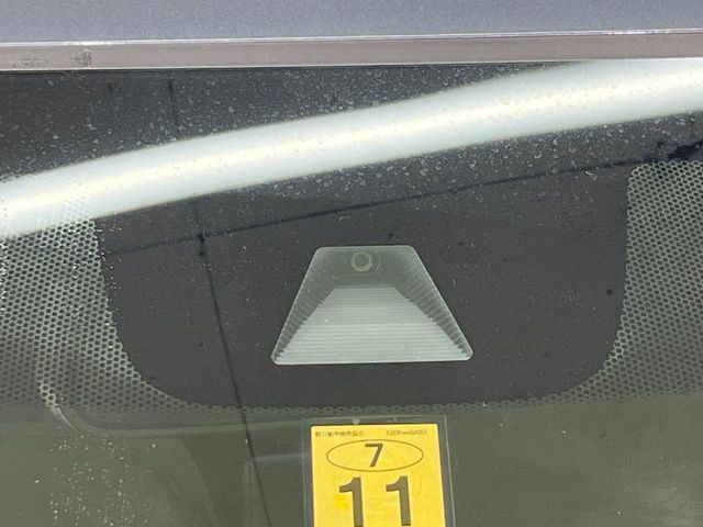 【衝突軽減装置】走行中に前方の車両等を認識し、衝突しそうな時は警報とブレーキで衝突回避と被害軽減をアシスト。より安全にドライブをお楽しみいただけます。