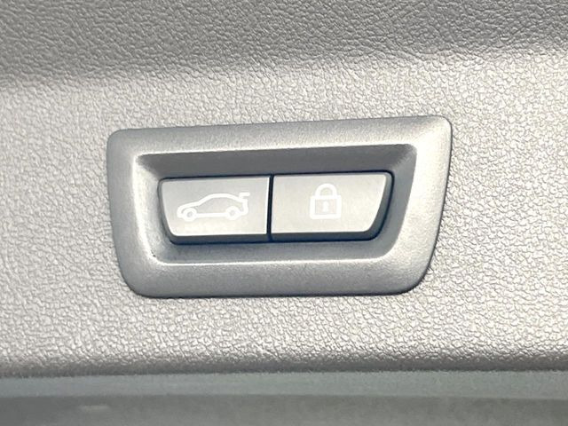 ●電動リアゲート:ワンタッチでリアゲートの開閉ができ、荷物などで両手が塞がっている状態でも簡単に開閉ができる便利機能です。