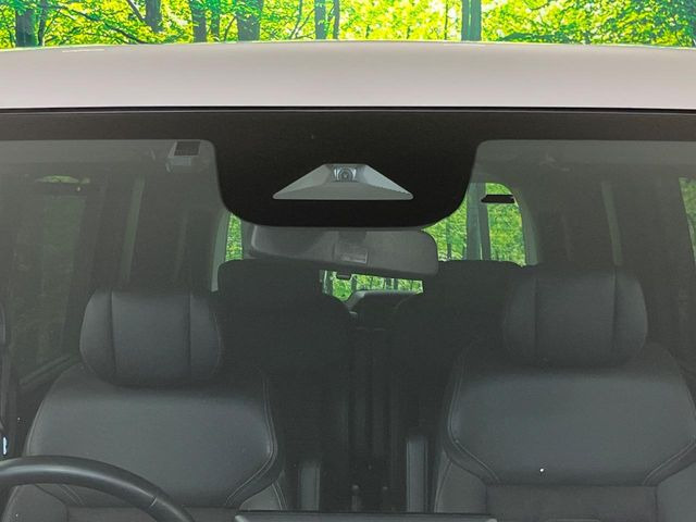 【ホンダセンシング】走行中に前方の車両等を認識し、衝突しそうな時は警報とブレーキで衝突回避と被害軽減をアシスト。より安全にドライブをお楽しみいただけます。