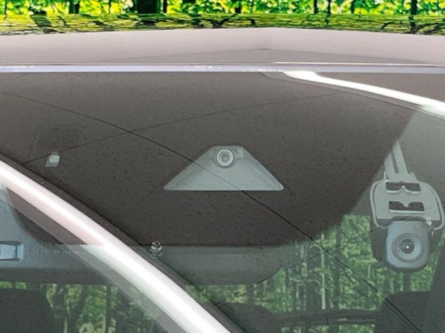 【スマートシティブレーキサポート】低速走行中に前方の車両等を認識し、衝突しそうな時は警報とブレーキで衝突回避と被害軽減をアシスト。より安全にドライブをお楽しみいただけます。