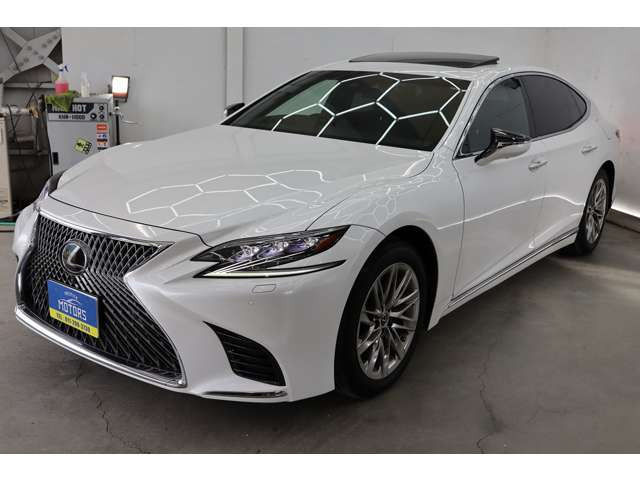 ご予約いただければ室内でのご商談も可能です♪ 天候に左右されずゆっくりとお車を確認することができますので来店前にお申し付けください♪