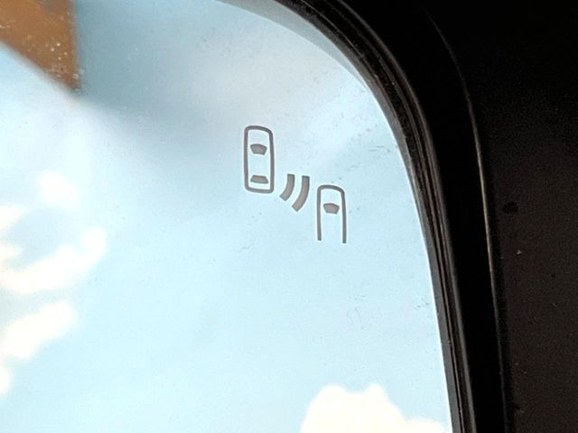 【ブラインドスポットワーニング】走行中、ドアミラーの死角になりやすい箇所に後続車が接近するとサイドミラー付近に警告を表示、ドライバーに注意喚起をしてくれます。