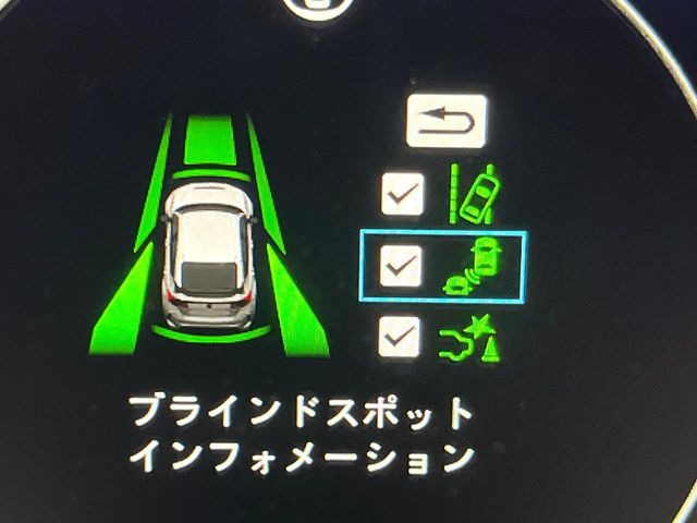 【ブラインドスポットインフォメーション】走行中、ドアミラーの死角になりやすい箇所に後続車が接近するとサイドミラー付近に警告を表示、ドライバーに注意喚起をしてくれます。