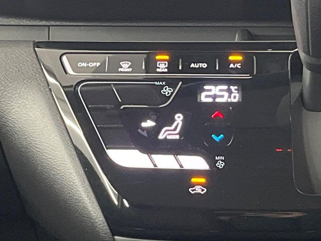 【オートエアコン】一度お好みの温度に設定すれば、車内の温度を検知し風量や温度を自動で調整。暑い&hellip;寒い&hellip;と何度もスイッチ操作をする必要はありません。快適な車内空間には必須の機能ですね♪