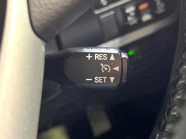 【クルーズコントロール】高速道路もラクラク走行。アクセルを離しても一定速度で走行ができ、長距離運転時の負担を軽減!加速・減速も簡単なスイッチ操作で調整できます。