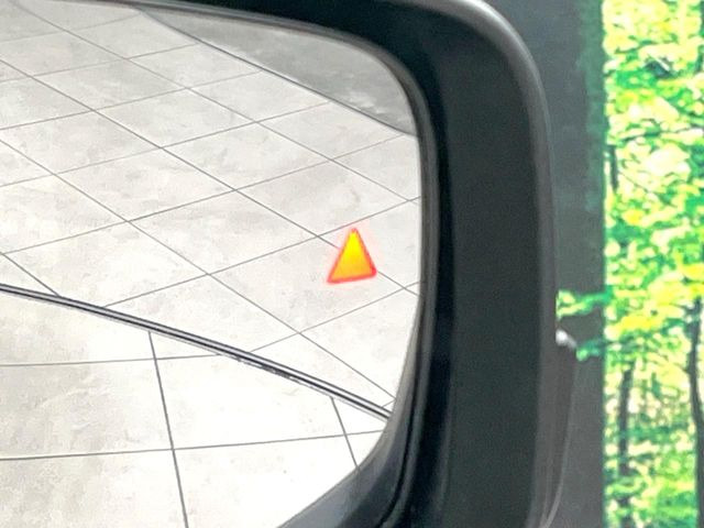 【ブラインドスポットモニター】走行中、ドアミラーの死角になりやすい箇所に後続車が接近するとサイドミラーのレンズに警告を表示!ドライバーに注意喚起をしてくれます。