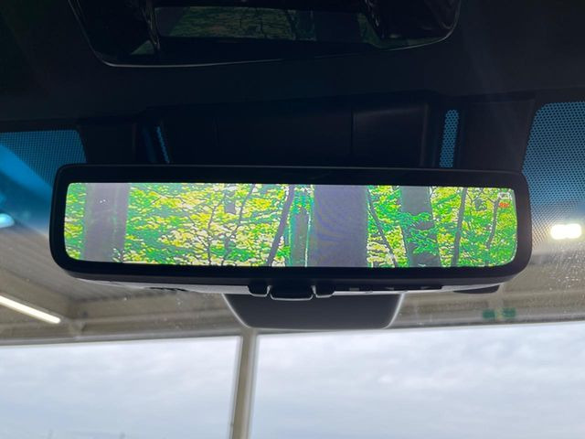 【デジタルインナーミラー】後席の大きな荷物や同乗者で後方が確認しづらい時でも安心!カメラが撮影した車両後方の映像をルームミラー内に表示。クリアな視界で状況の確認が可能です!