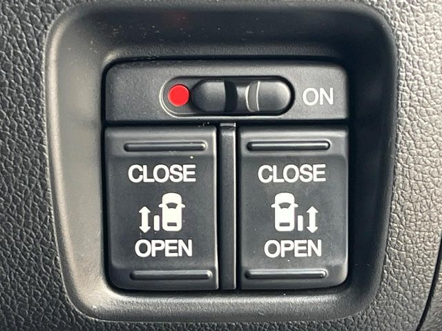 【両側パワースライドドア】スマートキーや運転席のスイッチで後席両側スライドドアの開閉が可能♪電動だから力を入れてドアを開ける必要が無く、小さなお子様でも簡単に開け閉めでき快適です♪