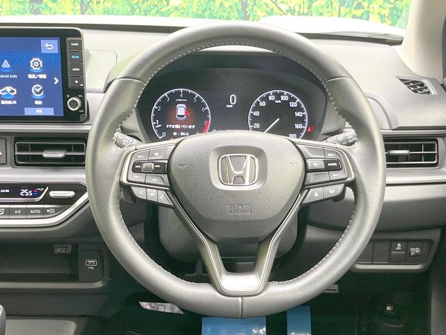 【ステアリングスイッチ】運転中、前方から目線をそらすことなく、オーディオ等の操作が可能な便利機能!安心&快適なドライブを演出してくれます♪