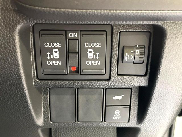 【両側パワースライドドア】スマートキーや運転席のスイッチで後席両側スライドドアの開閉が可能♪電動だから力を入れてドアを開ける必要が無く、小さなお子様でも簡単に開け閉めでき快適です♪